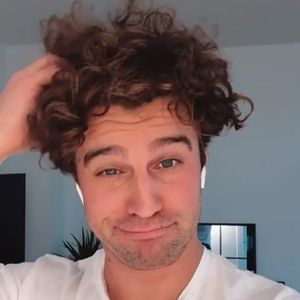 Lockenkopf! So sehen Alex Hindersmanns Haare ungestylt aus