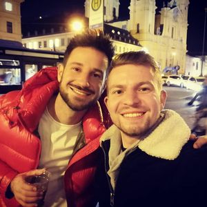 Foto mit Prince Charming: Henry aus Priesterseminar geworfen