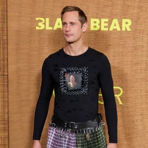 Alexander Skarsgård trägt Olivia Colman auf seinem Shirt
