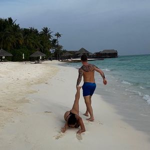 Nanu? Alex schleift seine Paola Maria am Fuß über den Strand