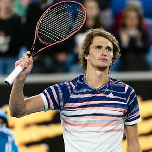 So eine gute Figur macht Brendas Liebster Alex beim Tennis!