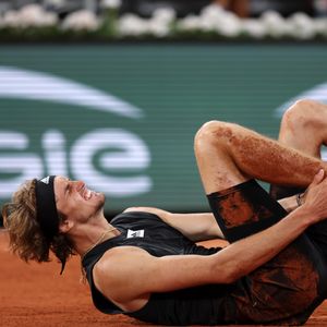 Sorge um Alex Zverev: Er verlässt den Platz im Rollstuhl!