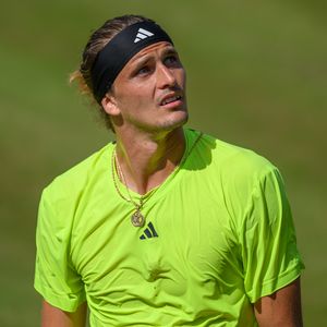 Nach Unfall: Alexander Zverev hilft verletzter Zuschauerin