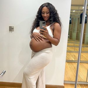 Schwangere Alexandra Burke zeigt ihren Babybauch in Crop-Top
