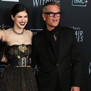 Harry Hamlin gibt Co-Star Alexandra Daddario Erziehungstipps