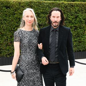 Deshalb färbt Keanu Reeves' Freundin ihre grauen Haare nicht