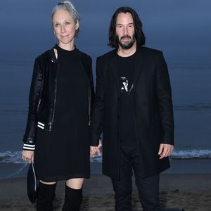 Süß! Keanu Reeves' Liebste kutschiert ihn zum "Matrix"-Set