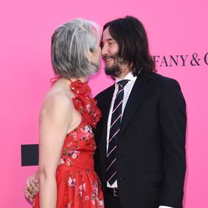 Selten! Keanu Reeves turtelt öffentlich mit seiner Freundin