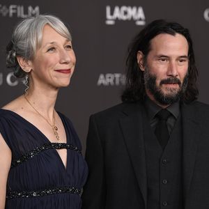 Total happy: Keanu Reeves und Partnerin turteln am Filmset