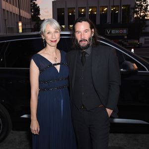 Frauen-Posing-Angewohnheit: Keanu Reeves reagiert auf Hype