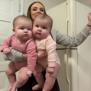 Mama mega-klein? XXL-Zwillingsbabys gehen auf TikTok viral