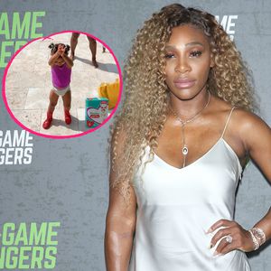 Hier stretchen sich Serena Williams und Tochter Olympia