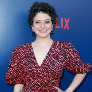 Nach Brad-Pitt-Flirtgerüchten: Wen küsst Alia Shawkat hier?