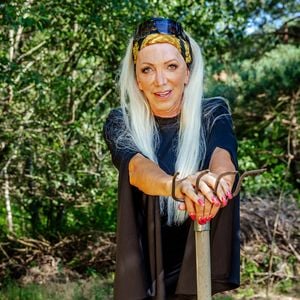 Triggerwarnung: "Der Promihof"-Alicia zeigt blutige OP-Narbe