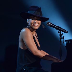 Total-Verwandlung für TV-Rolle: Alicia Keys hat lila Haare