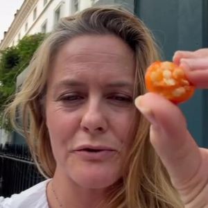 Grund zur Sorge? Alicia Silverstone isst eine giftige Beere