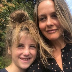 Alicia Silverstone verteidigt die langen Haare ihre Sohnes