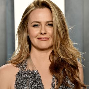 Video: Alicia Silverstone zieht blank