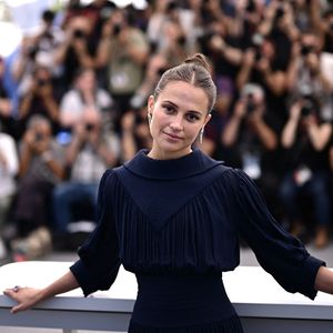 Ganz in Gold: Alicia Vikander strahlt auf der Fashion Week!