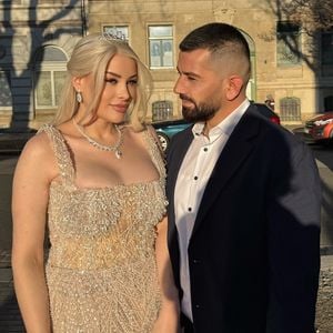 Mit Glitzer und Krönchen: Aline Bachmann hat geheiratet