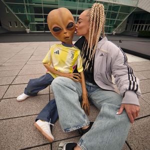 Fußballerin Alisha Lehmann küsst Alien-Influencerin Lil Mayo