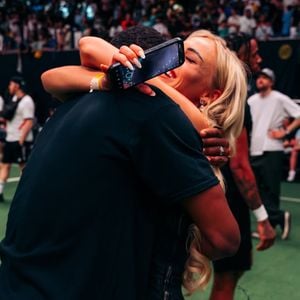 Kritik: Alisha Lehmann feiert Titelgewinn mit innigem Kuss
