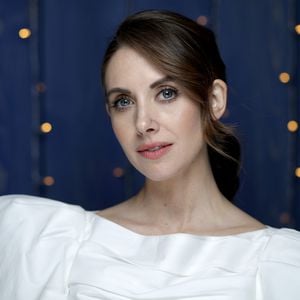 Verlobt! Dave Francos Alison präsentiert ihren Diamantring