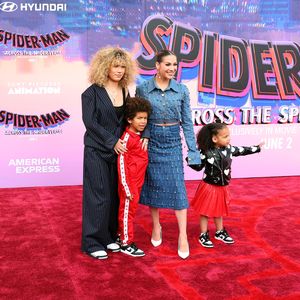 Frau von Stephen "tWitch" Boss (†) mit allen Kids auf Event