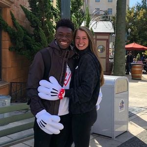 Diese schöne Kickerin liebt Bayern-Star Alphonso Davies!