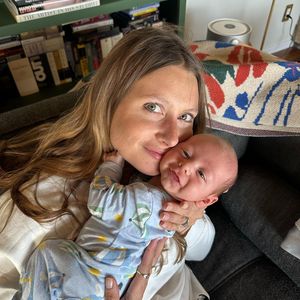 Neu-Mama Aly Michalka teilt Fotos ihrer Hausgeburt im Netz