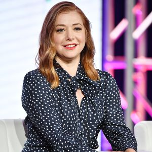 Wer steckt hinter Alyson Hannigans vier Beinen?