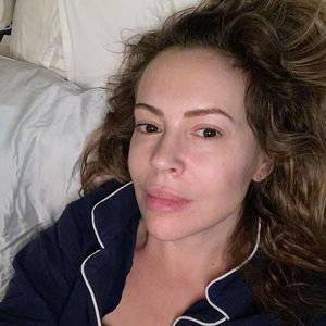 Nach Autounfall: "Charmed"-Star Alyssa Milano bangt um Onkel