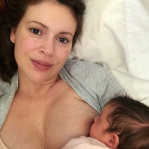 "Größte Freude": "Charmed"-Star Alyssa Milano beim Stillen