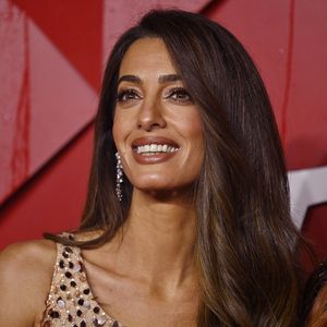 Zehn Ehejahre: So besonders war Amal Clooneys Hochzeitskleid