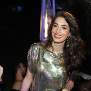 Glänzender Auftritt: Amal Clooney hat goldenen Mama-Glow