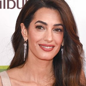 Wow! So elegant genießt Amal Clooney Date-Night mit George