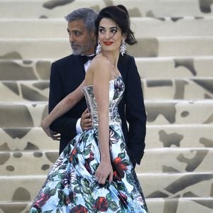 Nicht George Clooneys Fall: Er witzelt über Amals Met-Outfit