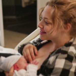 Foto-Throwback: Hier stillt Amanda Seyfried ihr Neugeborenes