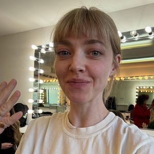Amanda Seyfried verblüfft mit neuem Look am Serienset