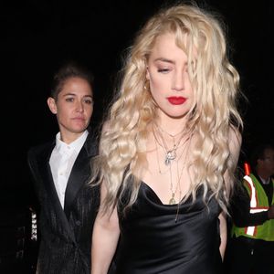Amber Heard händchenhaltend mit neuer Freundin erwischt!