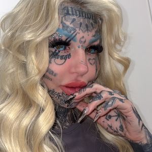 Amber Luke: Sie riskiert ihr Augenlicht für blaue Augäpfel