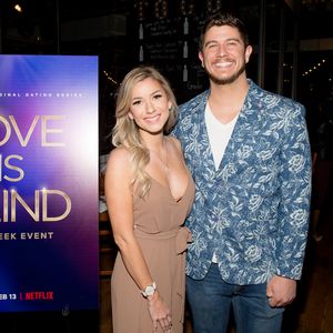 "Liebe macht blind"-Amber und Barnett erwarten erstes Kind