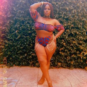 Sexy Single: "Glee"-Star Amber Riley zeigt Kurven im Bikini
