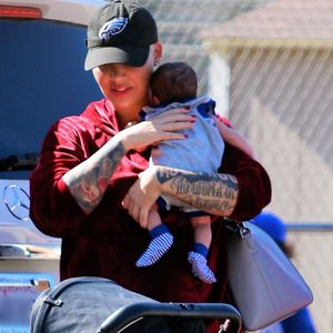 Amber Roses Sohn (ein Monat) feuert Bruder beim Baseball an