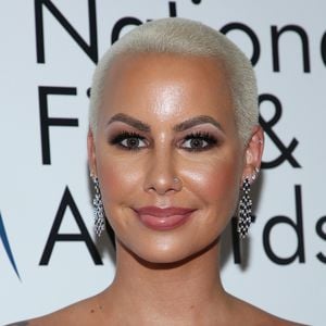Amber Rose trägt die Namen ihrer beiden Söhne auf der Stirn!
