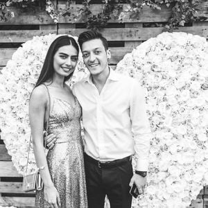 Ein Monat nach Geburt: Mesut Özil teilt süßen Couple-Moment