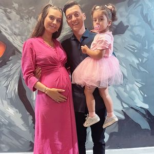 Zweite Schwangerschaft? Mesut Özils Frau zeigt Bäuchlein