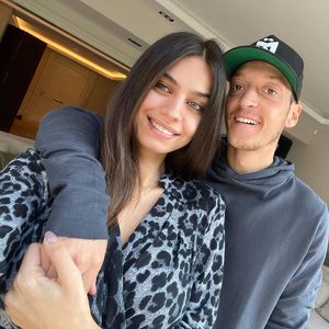 Hand in Hand: Mesut Özil total verschmust mit seiner Amine