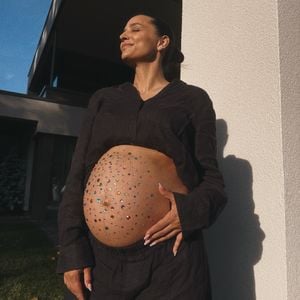 Bauch voll Glitzer: Amira Aly feiert zuckersüße Babyparty