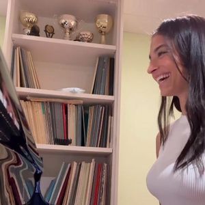Im Trennungsdrama: Amira Pocher happy beim Klavierunterricht